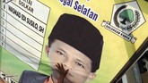 Satpol PP Kota Tegal, Jawa Tengah mencopot alat peraga kampanye karena tidak sesuai aturan pemasangan dan menyalahi peraturan pemerintah kota dengan merusak keindahan tata kota. (ANTARA FOTO/Oky Lukmansyah)