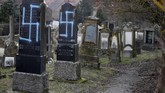 Presiden Prancis, Emmanuel Macron, dijadwalkan bakal mengunjungi pemakaman itu, sebelum bertandang ke monumen Holocaust. (REUTERS/Vincent Kessler)