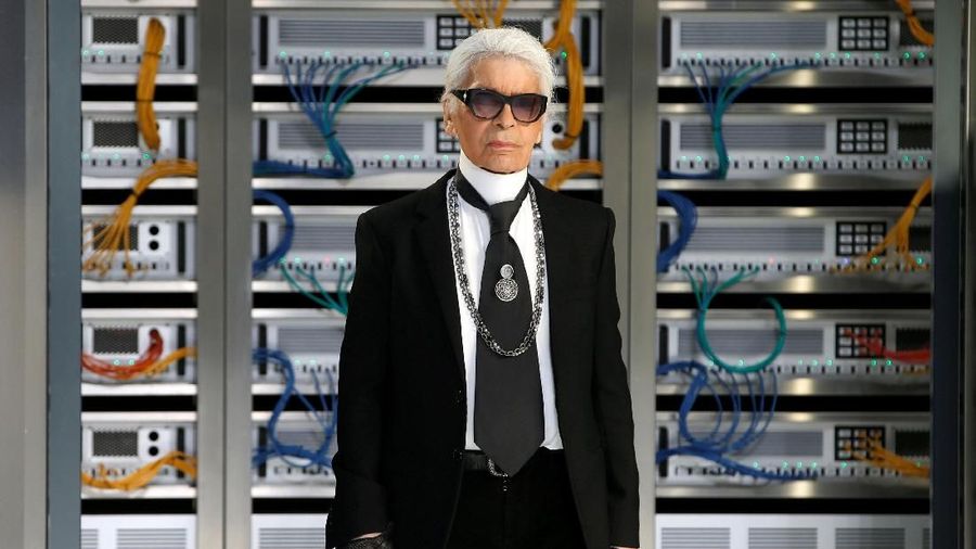 Karl Lagerfeld, direktur artistik di Chanel dan ikon industri mode dengan pakaiannya yang mewah dan catwalk yang mencolok, telah meninggal pada usia 85 tahun.