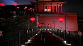Tembok-tembok di kawasan Kota Terlarang juga dihiasi oleh sorotan cahaya berupa karakter khas China, seperti babi yang menjadi lambang tahun baru ini. (REUTERS/Jason Lee)