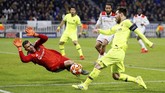 Kiper Anthony Lopes menggagalkan peluang kapten Barcelona Lionel Messi. Barcelona hanya mampu melakukan lima shot on target dari 25 tembakan. (REUTERS/Emmanuel Foudrot)