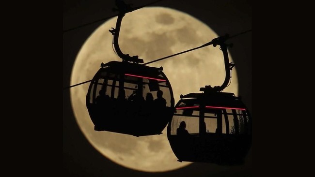 Saat fenomena Supermoon dapat memicu air pasang yang cukup tinggi. Hal itu disebabkan oleh Matahari, Bumi dan Bulan hampir sejajar sempurna. (AP Photo/Luca Bruno)