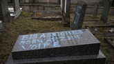 Sebanyak 80 nisan di pemakamam Yahudi di Desa Quatzenheim dekat wilayah Alsacre dicorat-coret. (REUTERS/Vincent Kessler)