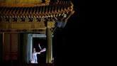 Peking Opera terlihat mengadakan pertunjukkan di tengah Festival Lampion di Kota Terlarang, China. (REUTERS/Jason Lee)
