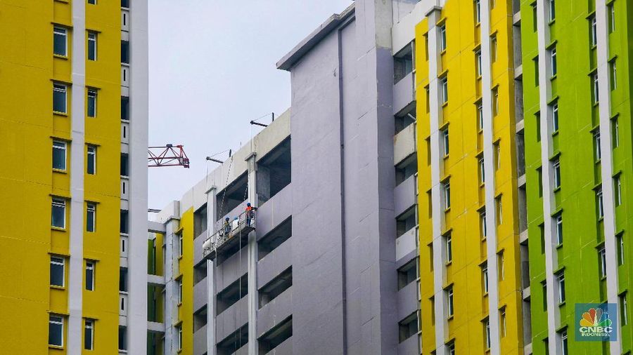 Pekerja menaiki gondola proyek Rumah Susun Sewa (Rusunawa) Pasar Rumput, Jakarta, Rabu (20/2/2018). Kementerian Pekerjaan Umum dan Perumahan Rakyat (KemenPUPR), melalui Direktorat Jenderal Penyediaan Perumahan menargetkan, pembangunan Rusunawa Pasar Rumput, di Provinsi DKI Jakarta selesai tahun ini. Rusunawa Pasar Rumput ini nantinya akan digunakan sebagai tempat tinggal masyarakat berpenghasilan rendah (MBR) di Jakarta. (CNBC Indonesia Andrean Kristianto)