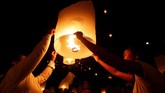 Perayaan ini tak tertutup hanya bagi masyarakat Thailand. Turis pun banyak yang tertarik, asal mereka tidak menyalahi aturan dan tetap menghormati yang beribadah. (REUTERS/Samrang Pring)