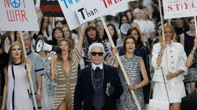 Karl Lagerfeld, direktur artistik di Chanel dan ikon industri mode dengan pakaiannya yang mewah dan catwalk yang mencolok, telah meninggal pada usia 85 tahun.