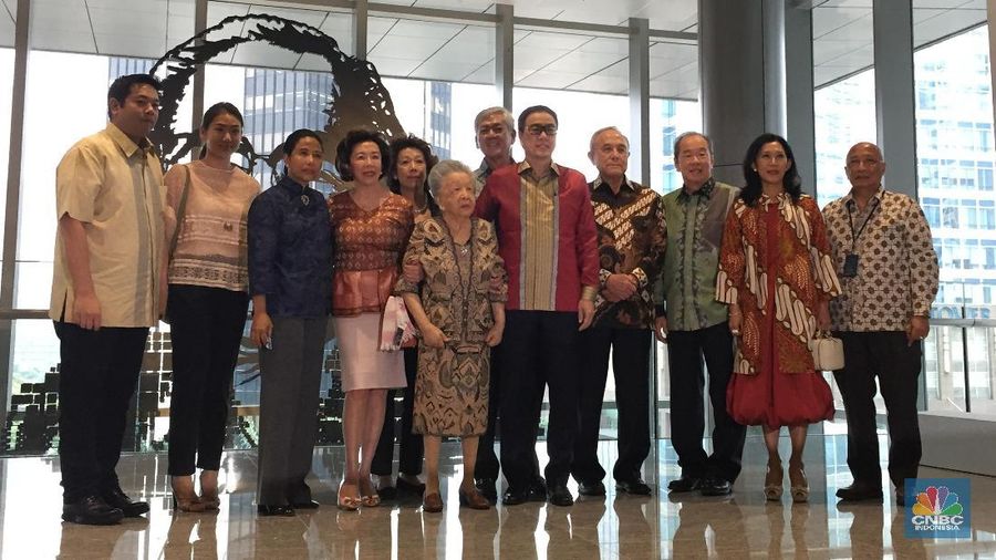 Di lantai 5 gedung ini terpampang wajah William yang dibuat oleh seniman Indonesia, Dolorosa Sinaga.