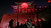 Pengunjung terlihat asyik berfoto di sudut-sudut Kota Terlarang yang dihiasi lampion. (REUTERS/Jason Lee)