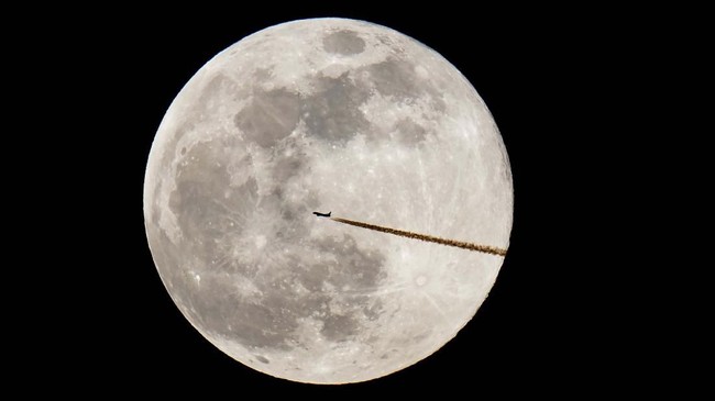 Sejumlah negara menyematkan nama unik untuk supermoon yang muncul di Februari, mulai dari Snow Moon, Harvest Moon, Wolf Moon, Buck Moon dan Sturgeon Moon. (Daniel Karmann /dpa via AP)