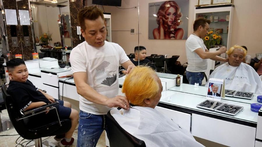 Seorang tukang cukur di Hanoi menawarkan potongan rambut gratis kepada siapa pun yang ingin meniru gaya khas Kim dan Trump