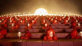 Jika tak ingin ikut upacara itu, merayakan Makha Bucha bisa di rumah, hanya dengan mengikuti ajaran Budha, seperti tidak melukai makhluk hidup apa pun, tidak mengambil apa pun yang tidak menjadi haknya, tidak berbohong dan bergosip, dan tak ada seks menyimpang. (REUTERS/Soe Zeya Tun)