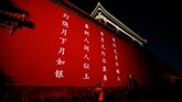 Pengunjung terlihat asyik berfoto di sudut-sudut Kota Terlarang yang dihiasi lampion. (REUTERS/Jason Lee)