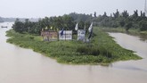 Alat peraga dipasang di manapun di titik-titik yang dengan mudah dilihat publik. Tampak alat peraga terpasang di tengah sungai Brantas di Kota Kediri, Jawa Timur. Satpol PP kesulitan menertibkan alat peraga yang menyalahi aturan karena dipasang di tempat tak lazim. (ANTARA FOTO/Prasetia Fauzani)