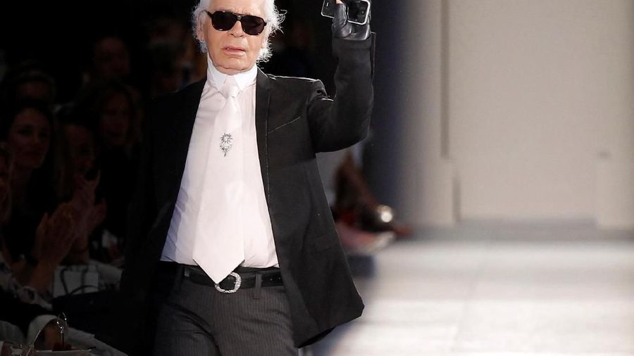 Karl Lagerfeld, direktur artistik di Chanel dan ikon industri mode dengan pakaiannya yang mewah dan catwalk yang mencolok, telah meninggal pada usia 85 tahun.