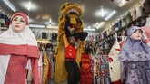Pertokoan pun merayakan Cap Go Meh. Pemain Barongsai berkeliling toko dan mengambil angpao pada perayaan Cap Go Meh di kawasan pertokoan, Coyudan, Solo, Jawa Tengah. (ANTARA FOTO/Mohammad Ayudha)