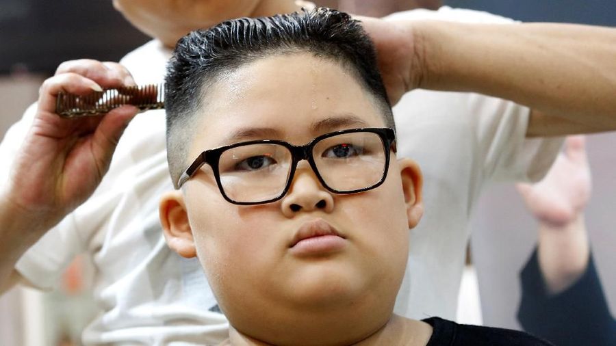 Seorang tukang cukur di Hanoi menawarkan potongan rambut gratis kepada siapa pun yang ingin meniru gaya khas Kim dan Trump