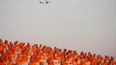 Jika Anda berkunjung ke Thailand Selasa (19/2) lalu, biksu-biksu akan terlihat mengadakan upacara khidmat penuh cahaya di malam hari. (REUTERS/Soe Zeya Tun)