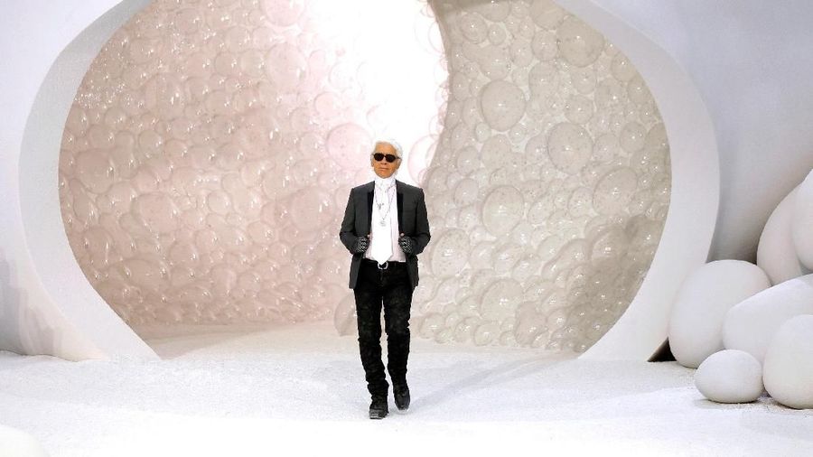 Karl Lagerfeld, direktur artistik di Chanel dan ikon industri mode dengan pakaiannya yang mewah dan catwalk yang mencolok, telah meninggal pada usia 85 tahun.