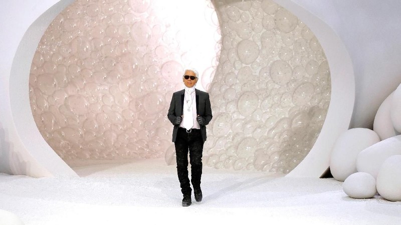Karl Lagerfeld, direktur artistik di Chanel dan ikon industri mode dengan pakaiannya yang mewah dan catwalk yang mencolok, telah meninggal pada usia 85 tahun.