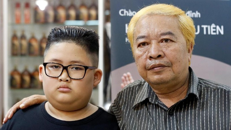 Seorang tukang cukur di Hanoi menawarkan potongan rambut gratis kepada siapa pun yang ingin meniru gaya khas Kim dan Trump