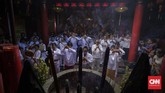 Itu merupakan momen untuk menghormati dan memberikan persembahan kepada leluhur serta dewa pelindung, yang biasanya didahului dengan sembahyang di kelenteng seperti di Lo Cia Bio, kawasan Duri, Jakarta, Selasa (19/2). (CNN Indonesia/Adhi Wicaksono)