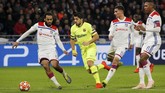 Penyerang Barcelona Luis Suarez dikawal pemain Lyon Jason Denayer, Houssem Aouar dan Marcelo. Barcelona melakukan 25 tembakan saat melawan Lyon. (REUTERS/Jean-Paul Pelissier)
