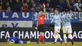 Usaha Manchester City untuk menyamakan kedudukan semakin sulit setelah Nicolas Otamendi mendapat kartu kuning kedua dan mendapat kartu merah dari wasit Carlos del Cerro Grande. (REUTERS/Wolfgang Rattay)