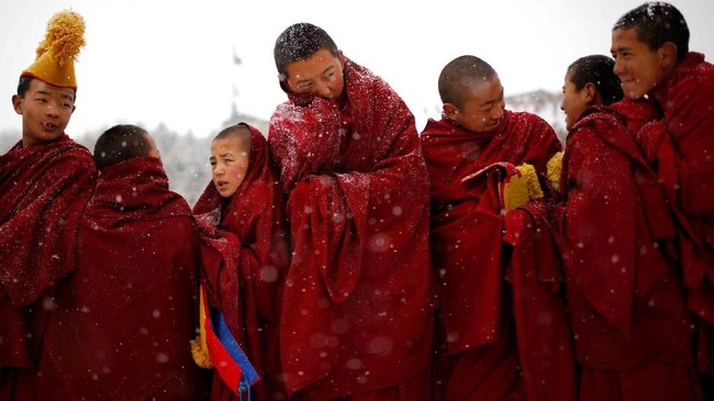 Biarawan Tibet menghadiri perayaan Langmu Lamasery saat digelarnya festival Budha yang Bermandikan Cahaya di prefektur otonomi Gannan Tibet, di Provinsi Gansu, China. (REUTERS/Aly Song)