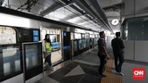 Sejaui ini, uji coba berjalan dengan baik. Pintu-pintu tidak akan terbuka jika tidak pas dengan platform yang ada di stasiun.(CNNIndonesia/Safir Makki)
