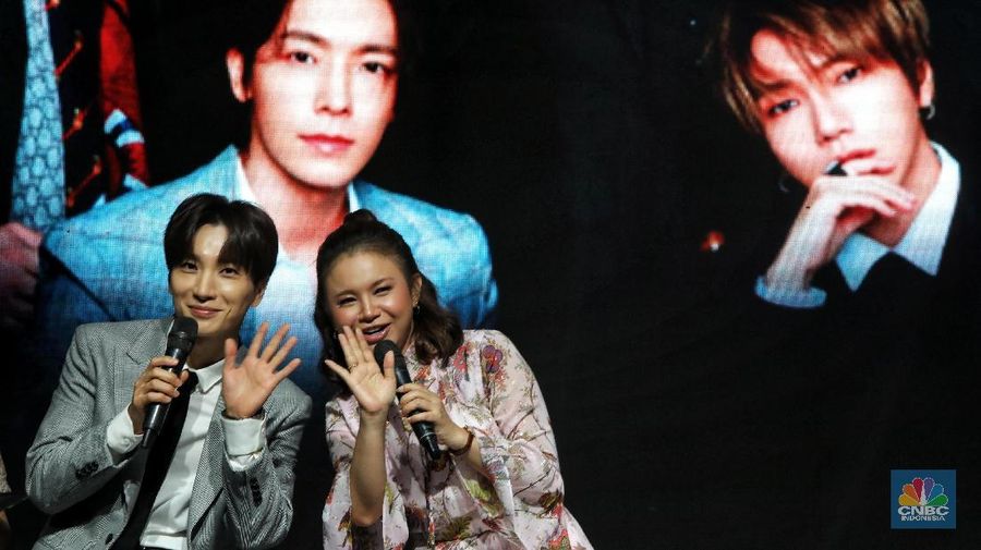 Lee Teuk sendiri mengaku mengagumi Rossa, apalagi sejak ia melihat penampilannya di Opening Asian Games dan menonton video-videonya.