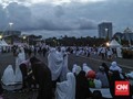 Petugas Periksa Tas Peserta Malam Munajat 212 di Monas