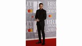 Padanan serba hitam memang cocok untuk sosok Liam Payne yang misterius dan maskulin. (REUTERS/Peter Nicholls)