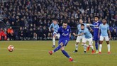 Gelandang serang Schalke 04 Nabil Bentaleb sukses menyamakan kedudukan 1-1 lewat tendangan penalti. (Reuters/Matthew Childs)