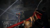 Pasar yang terbakar itu tengah ramai pengunjung yang berbelanja menjelang Ramadan. (REUTERS/Mohammad Ponir Hossain)