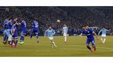 Tampil dengan sepuluh pemain justru membuat Manchester City bangkit. Leroy Sane mencetak gol spektakuler lewat tendangan bebas untuk menyamakan kedudukan pada menit ke-85. (Reuters/Matthew Childs)