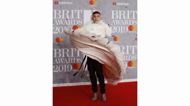 Simsalabim, Olly Alexander ingin jadi pesulap dan menghilang di tengah karpet merah. (REUTERS/Peter Nicholls)