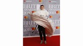 Simsalabim, Olly Alexander ingin jadi pesulap dan menghilang di tengah karpet merah. (REUTERS/Peter Nicholls)