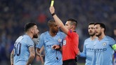 Schalke 04 mendapat tendangan penalti pada menit ke-38 setelah bek Manchester City Nicolas Otamendi melakukan handball. Matthew Childs)
