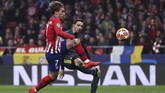 Di pertengahan babak kedua Antoine Griezman membuat pendukung Juventus ketar-ketir setelah bola lobnya membentur mistar gawang Szczesny. (REUTERS/Sergio Perez)