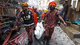 Pemadam kebakaran menyatakan seluruh korban meninggal berhasil dievakuasi. (REUTERS/Mohammad Ponir Hossain)