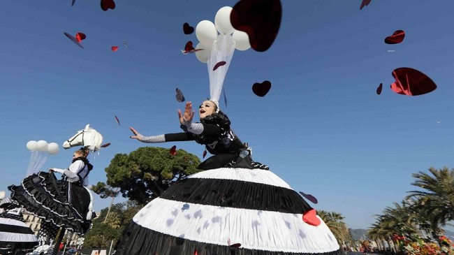 Seorang seniman tampil di ajang parade bunga di suatu karnival di Nice, Perancis. (REUTERS/Eric Gaillard)