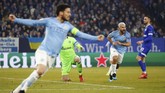 Manchester City unggul pada menit ke-18 melalui gol Sergio Aguero yang menerima umpan David Silva usai salah satu pemain belakang Schalke melakukan blunder. (REUTERS/Wolfgang Rattay)