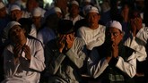 Beberapa peserta Malam Munajat 212 mengatakan kehadiran mereka di sana tak peduli pada upaya-upaya pemenangan tokoh parpol dalam pemilu dan pilpres 2019. Mereka mengutarakan hadir untuk bermunajat karena cinta kepada Allah SWT. (ANTARA FOTO/Rivan Awal Lingga)