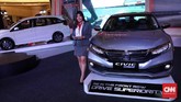 Civic terbaru sekarang punya berbagai tambahan elemen krom pada eksterior. Lokasinya ada di bumper depan dan belakang serta bingkai lampu senja yang sekarang berubah jadi LED. Pelek 17 inci juga diganti dengan desain two tone. (CNN Indonesia/Hesti Rika)