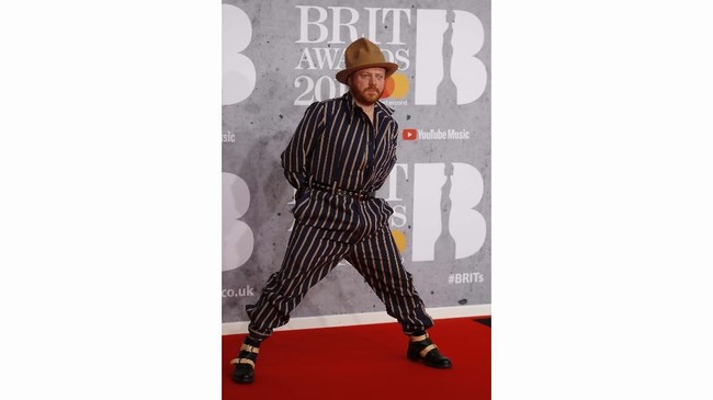 Ada montir di karpet merah Brit Awards? Uppss, salah itu Leigh Francis (REUTERS/Peter Nicholls)