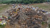 Tempat Pembuangan Akhir Sampah (TPAS) Cikolotok, Purwakarta, Jawa Barat, Senin (14/1). Pemerintah telah mengimbau agar ternak tidak dibiarkan mengkonsumsi sampah, karena berbahaya bagi kesehatan mereka juga manusia yang mengkonsumsinya di kemudian hari. (ANTARA FOTO/M Ibnu Chazar)