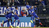 Nabil Bentaleb merayakan gol penalti keduanya bersama sejumlah pemain Schalke. Skor 2-1 untuk tuan rumah bertahan hingga akhir babak pertama. (REUTERS/Wolfgang Rattay)