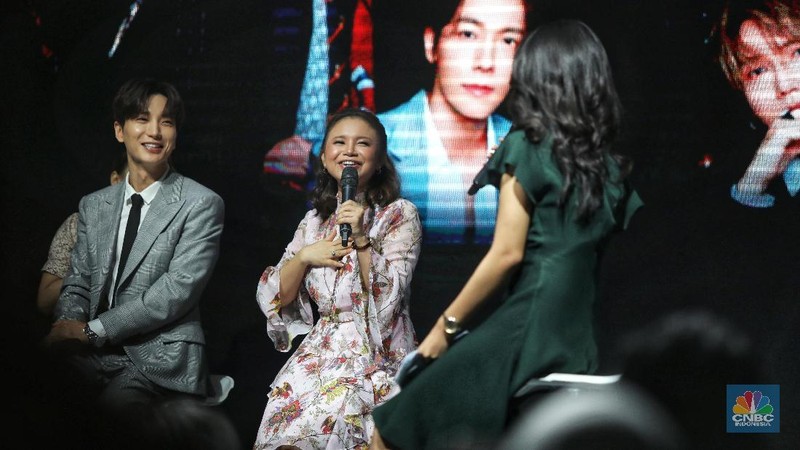 Lewat kerja sama ini SM dan Trans Media akan mengembangkan industri Indonesian Pop (I-pop) untuk promosi budaya Indonesia ke pentas dunia.