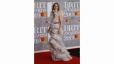 Ruffles, ruffles, dan ruffles! Suki Waterhouse memesona dengan tampilan klasik yang anggun. (REUTERS/Peter Nicholls)